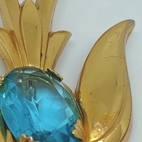 * vintage Coro Pegasus signed blue stone gold tone bird pin brooch - Picture 3 of 7